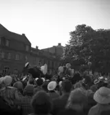 Studenterna, 1939. En student bärs fram på Stortorget i Växjö. I bakgrunden syns dåv. Skånska bankens hus (numera Adenmarks affär).