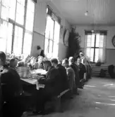 Kamratmötet, I 11. Middag på regementet. Ett hörn av matsalen.