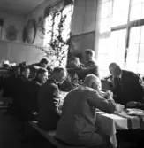 Kamratmötet, I 11. Middag på regementet. En del av de inbjudna.