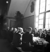 Kamratmötet, I 11. Middag på regementet. En del av de inbjudna.