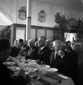 Kamratmötet, I 11. Middag på regementet. En del av de inbjudna.