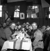 Kamratmötet, I 11. Middag på regementet. Några av mannarna, klädda i uniform m/10.