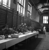 Kamratmötet, I 11. Middag på regementet. En del av honnörsbordet.