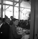 Kamratmötet, I 11. Middag på regementet. En del av de inbjudna.