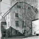 Västerås, Centrum, kv. Kettil.
Köpmansgatan 10 före rivning. 1964.