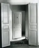 Västerås, Centrum, kv. Kettil.
Köpmansgatan 10 före rivning. 1964.