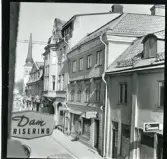 Västerås, Centrum, kv. Kettil.
Köpmangatan 10, före rivningen 1964.