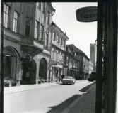Västerås, Centrum, kv. Kettil.
Köpmangatan 10, före rivningen 1964.