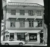 Västerås, Centrum, kv. Kettil.
Köpmangatan 10, före rivningen 1964.