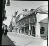Västerås, Centrum, kv. Kettil.
Köpmangatan 10, före rivningen 1964.