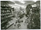 Västerås, Centrum, kv. Kettil.
Interiör av leksaksaffär i hörnet Köpmangatan/Smedjegatan. C:a 1966-1970-tal.