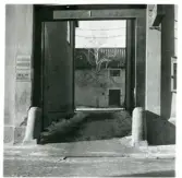 Västerås, Centrum, kv. Kettil.
Portgång mot innergården på byggnaden Hantverkargatan 1.