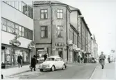 Västerås, Centrum, kv. Klas.
Korsningen Vasagatan/Hantverkargatan, 1964.
