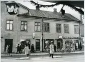 Västerås, Centrum, kv. Klas.
Vasagatan 15, mot väster. 1964.