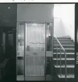 Västerås, Centrum, kv. Klas.
Interiör. Hiss i Margaretas matsalar, 1985.