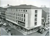 Västerås, Centrum, kv. Knut.
Hörnet Vasagatan/Hantverkargatan, 1959.
