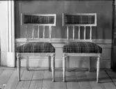 Två gustavianska stolar.