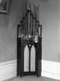 Skåp med pipställ och pipor. 