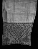 Handkläde med bård broderad i näversöm, dubbel utdragssöm.

21268 inristat i glasplåten (trol.föremålsnummer).

Papperskopia finns med anteckningar:Järbo 21268, No 10