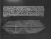 Örngottshuvor broderade i kedjesöm (ev. tambursöm) resp. korssöm.

21413 resp. 21414 inristat i glasplåten (trol.föremålsnummer).

