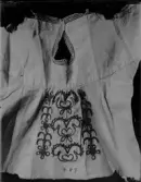 Nattkappa med broderier i kedjesöm (ev. tambursöm), märkning i korssöm 