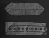 Örngottshuvor med broderier i korssöm, på den ena märkning med text i hjärtmönstren  bl.a. 