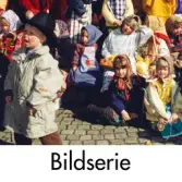 Serie om tre fotografier som visar påskfirande på Mölndals torg, okänt årtal. Porträtt av påskkärringar och påskgubbar.