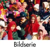 Serie om sex fotografier som visar påskfirande på Mölndals torg på 1990-talet. Porträtt av påskkärringar och påskgubbar.