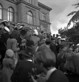 Studenterna 1940. 31/5 - 1/6. Studenter och anhöriga m.fl. på trappan till Växjö Högre Allmänna Läroverk.