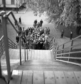Studenterna 1940. 31/5 - 1/6. Man försöker bära en student upp längs järnvägsbron, i förlängningen av Klostergatan, i riktning mot Smålands museum.