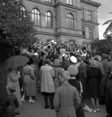 Studenterna 1940. 31/5 - 1/6. Studenter och anhöriga m.fl. på trappan till Växjö Högre Allmänna Läroverk.
