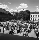 Medborgartåget, 16/6 1940. Folk har börjat samlas på Stortorget för ett medborgartåg på kung Gustaf V:s födelsedag, d. 16/6. Till vänster syns en del av husen längs med Kungsgatan, bl a dåv. Skånska banken m.fl.