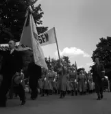 Medborgartåget, 16/6 1940. Foto av ett stort antal lottor, som tågar fram med banderoll m.m. i medborgartåget.