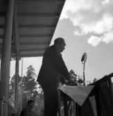Medborgartåget, 16/6 1940. En man vid mikrofonen på läktaren, Värendsvallen.