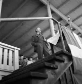 Medborgartåget, 16/6 1940. En man (Ernst Wigforss ?) vid mikrofonen på läktaren, Värendsvallen. 

Ernst Wigforss (1881-1977), finansminsister, bl a 1936-1949.