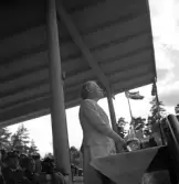 Medborgartåget, 16/6 1940. En kvinna vid mikrofonen på läktaren, Värendsvallen.