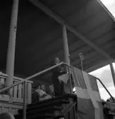 Medborgartåget, 16/6 1940. En man vid mikrofonen på läktaren, Värendsvallen.