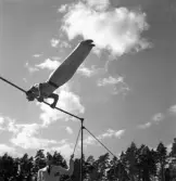 Medborgartåget, 16/6 1940. 
Gymnastikuppvisning av manlig gymnast på Värendsvallen.
En tränare (?) i vit kavaj, övervakar det hela.