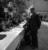 Medborgartåget, 16/6 1940. 
Tecknande av försvarsobligationer. I bakgrunden syns läktaren på
Värendsvallen.