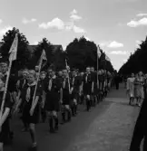 Medborgartåget, 16/6 1940. 
En trupp scouter med patrullflaggor, i medborgartåget. Möjligen Linnégatan.
