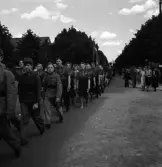 Medborgartåget, 16/6 1940. 
En trupp unga pojkar i FBU, följda av flickscouter, i medborgartåget. Möjligen Linnégatan.