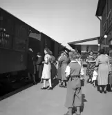 Barnkolonin. 
Ett antal barn med sina mammor på perrongen i Växjö, strax
innan tåget ska avgå till Växjös barnkoloni i Skrea, Halland.