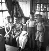 Barnkolonin. 
Några pojkar poserar tillsammans i en tågkupé, strax innan avgång till
barnkolonin i Skrea, Halland.