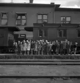 Barnkolonin. 
Ett antal pojkar och flickor poserar på perrongen utanför tåget, strax innan avgång till barnkolonin i Skrea, Halland.