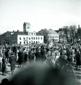 Studenterna, 21/5 1942. 
Några studenter hissas av anhöriga m.fl. på Stortorget. I bakgrunden
syns några av husen längs Kronobergsgatan och domkyrkans torn.

Angående avgångsklasserna 1942 - se 