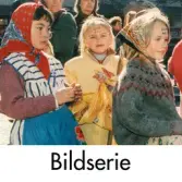 Serie om 17 fotografier som visar påskfirande på Mölndals torg i mars 1997. Porträtt av påskkärringar och påskgubbar.