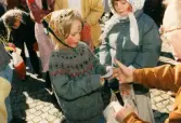 Påskfirande på Mölndals torg i mars 1997. Påskkärringar i folkvimlet.