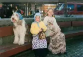 Påskfirande på Mölndals torg i mars 1997. Porträtt av två påskkärringar med två hundar.