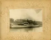 Fotografi av skeppet Oswin, monterat på papper med mönster i relief. 1900-tal. Från Gunnar Henrikssons samling.