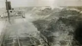 Fotografi föreställande ett fartyg på havet omgivet av höga vågor. 1900-tal. Från Sjöman Gunnar Henrikssons samling.